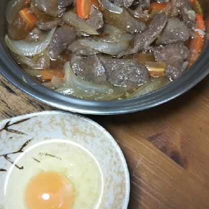 北海道の親戚から毎年頂くタレ付ジンギスカンを利用しましたー人参も入れましたがすき焼き風、+生卵で美味しくいただきました～(^^)